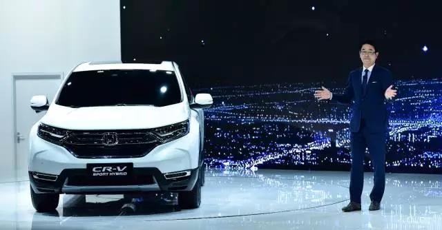 作為全球最暢銷的SUV， CR-V創(chuàng)造了無(wú)數(shù)個(gè)奇跡。撇開(kāi)全球不說(shuō)，從2004年CR-V被引進(jìn)到中國(guó)市場(chǎng)以來(lái)，就開(kāi)拓了城市SUV市場(chǎng)，開(kāi)啟了國(guó)內(nèi)高品質(zhì)SUV生活潮流。進(jìn)取之路永不停止，就在此次上海車展期間，東風(fēng)本田CR-V也終于迎來(lái)了全新?lián)Q代，實(shí)現(xiàn)了從內(nèi)到外的全面革新。