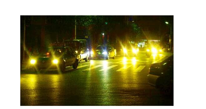 夜晚開(kāi)車(chē)，小心穿了隱身衣的黑衣女子，會(huì)吃人！